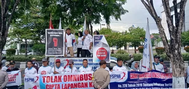 TOLAK: Buruh yang tergabung dalam FSPMI Kalsel berunjuk rasa menolak Omnibus Law di Gedung DPRD Kalsel, kemarin (20/1) pagi.