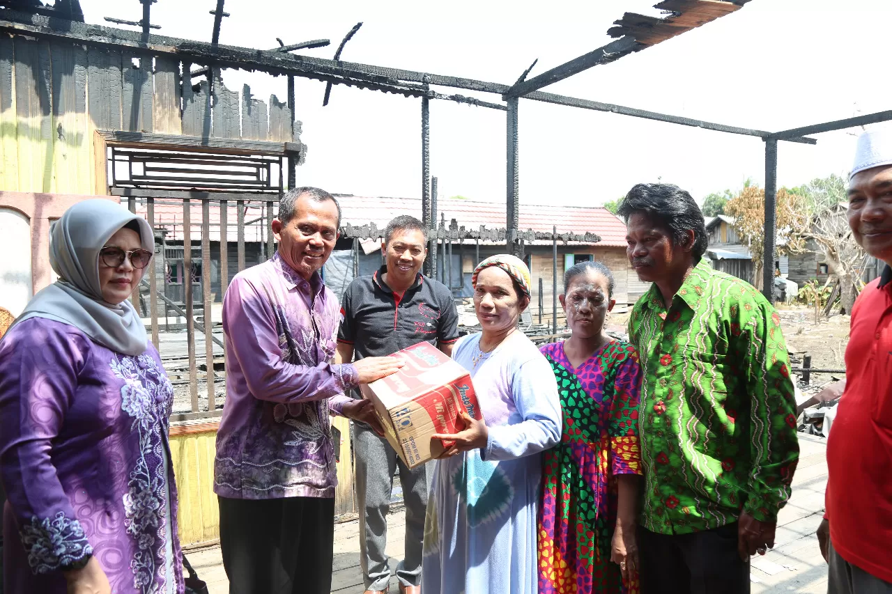 BANTUAN: Bupati Tala Sukamta menyerahkan bantuan kepada korban kebakaran di Desa Banua Raya Kecamatan Bati-Bati.