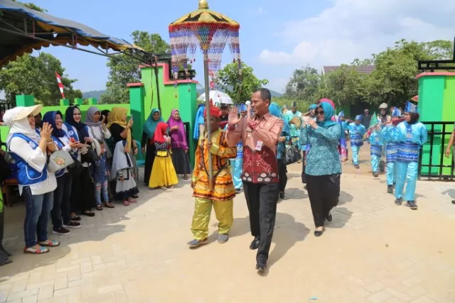 HADIR: Bupati Tala Sukamta bersama Istri Nurul Hikmah menghadiri pelaksanaan Manunggal Tuntung Pandang di Desa Panjaratan.