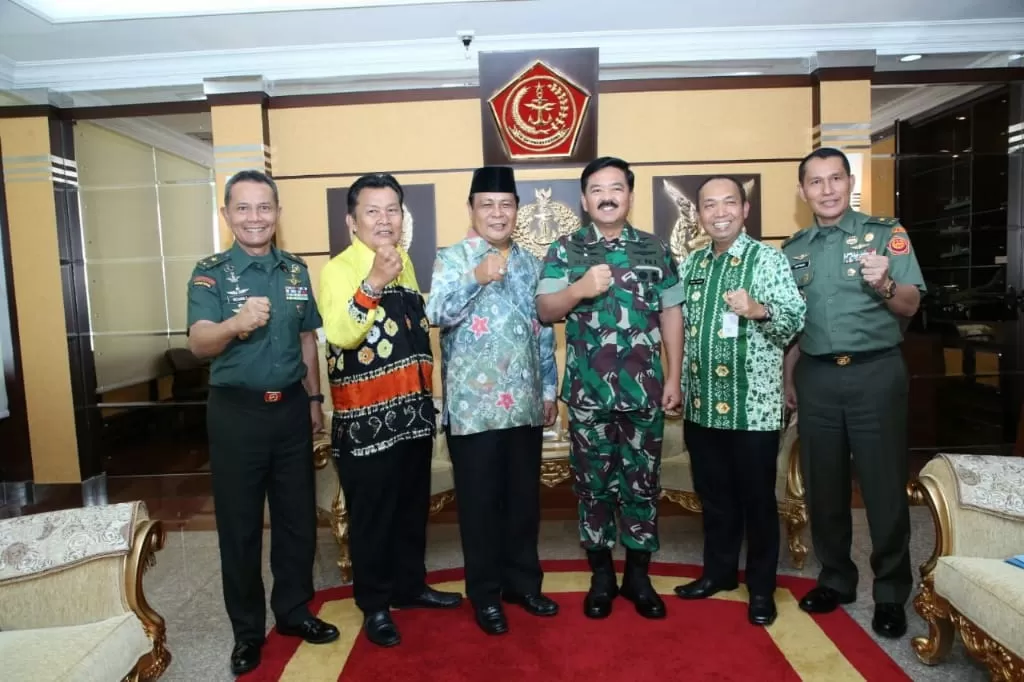LEGITIMASI: Ketua Umum Pengprov Forki Kalsel, H Sahbirin Noor bersama Marsekal TNI Hadi Tjahyanto di Mabes TNI Cilangkap, beberapa waktu lalu.