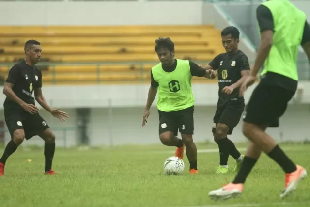 ENJOY: Pemain baru Barito Putera, Ilham Udin Armaiyn menikmati latihan perdananya di Stadion Demang Lehman, Martapura, kemarin (20/1) sore.