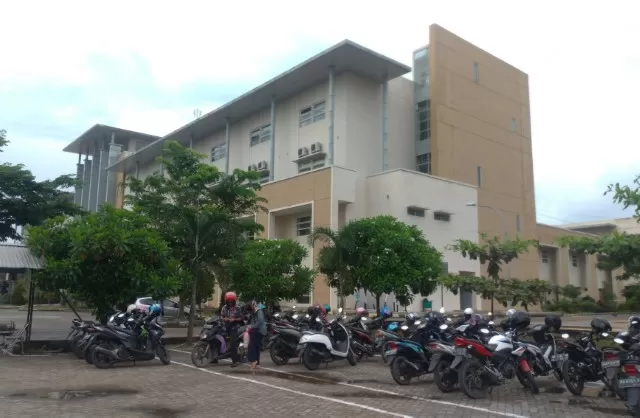 Rumah Sakit Daerah (RSD) Idaman Kota Banjarbaru jadi perhatian. Pasalnya, fasilitas parkir roda dua yang disediakan oleh manajemen rumah sakit dinilai belum ramah terhadap pengguna motor.