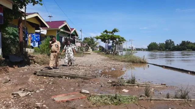 Warga Jalan Simpang Pengembangan di Banjarmasin Timur mengeluh. Jalan satu-satunya yang mereka miliki kembali terendam air sungai