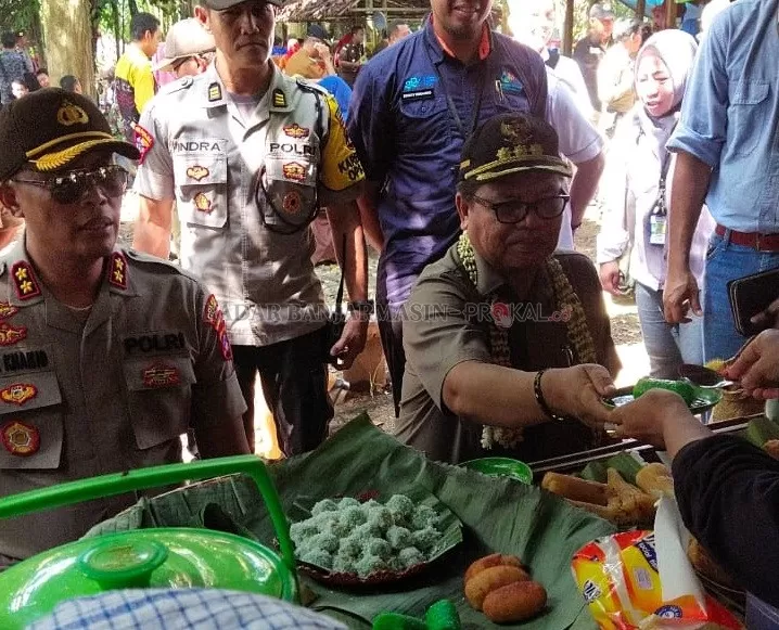PERESMIAN : Bupati Balangan Ansharuddin (dua dari kiri) saat membeli kuliner di pasar budaya. | FOTO: WAHYUDI/RADAR BANJARMASIN.