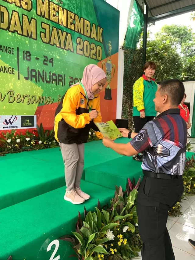 PODIUM KEDUA: Wayne Aulia Pradetha mempersembahkan satu medali perak buat tim menembak Kalsel untuk nomor pertandingan 50 meter woman rifle prone di Kejurnas Menembak Pangdam Jaya Cup 2020 di Jakarta, kemarin (22/1).
