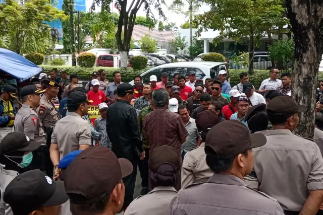 AKSI DEMO: Ketua DPRD Kalsel, H Supian HK dan anggota Fraksi PKB Suripno Sumas menemui para pengunjuk rasa di depan gedung dewan, Kamis (23/1) kemarin.