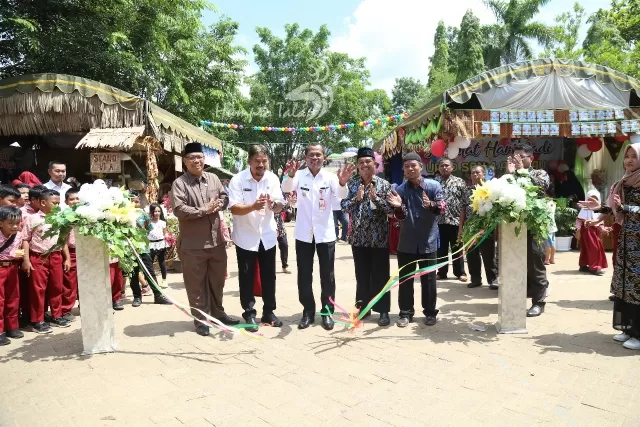 HADIR: Bupati Tala Sukamta menghadiri HUT SDN 4 Angsau Pelaihari untuk membuka acara.