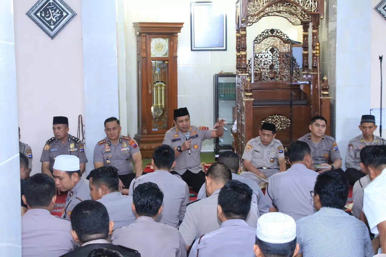 BIMROHTAL: Sejumlah personel Polresta Banjarmasin, berkumpul menggelar kegiatan keagamaan. | Foto: Humas Polresta for Radar Banjarmasin