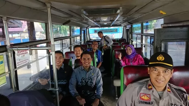 BUS DAMRI: Para Forkopimcam Batu Ampar dan anggota DPRD Tala menikmati Bus Damri.