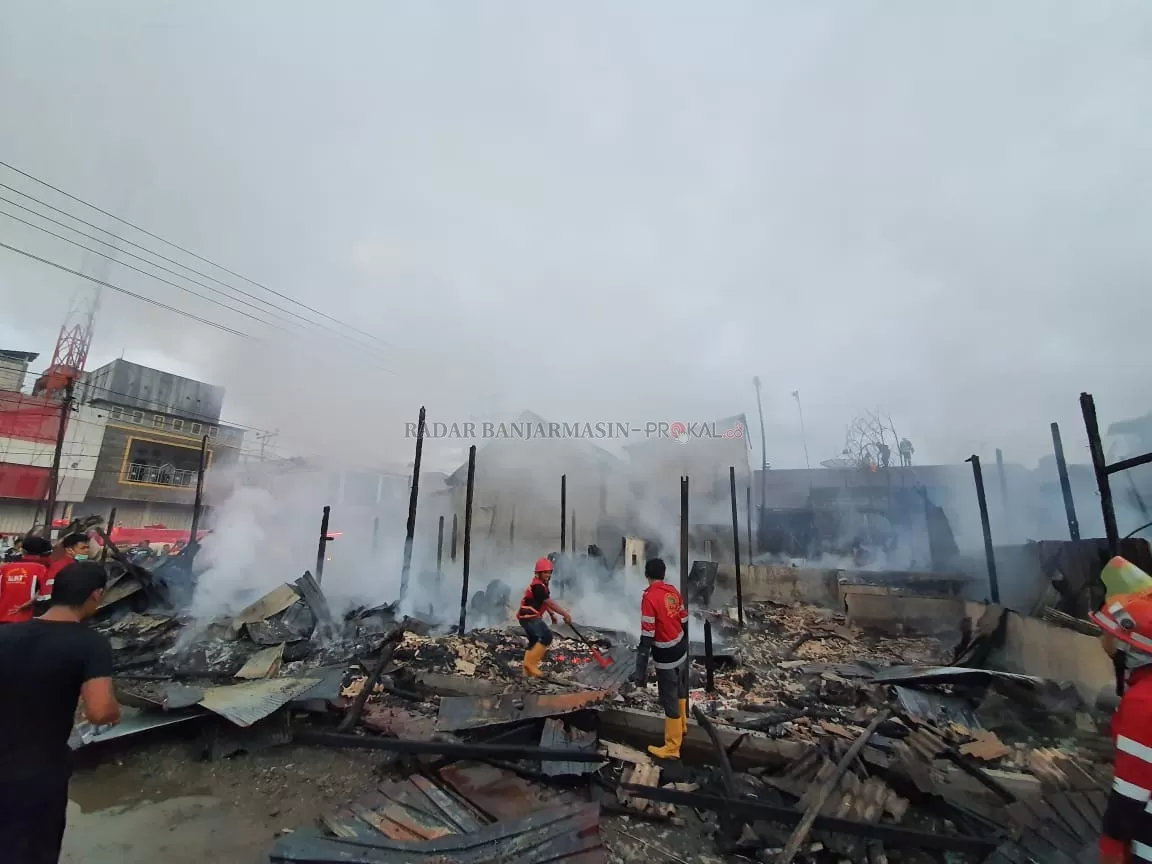 KEBAKARAN: Barisan pemadam kebakaran (BPK) Tapin masih berusaha untuk memadamkan api yang terbakar di eks pasar Binuang. | Foto BPBD Tapin For Radar Banjarmasin.
