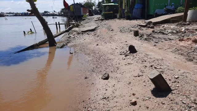 TENGGELAM: Jalan Simpang Pengambangan tenggelam setiap air sungai pasang. Siring itu akan dibangun ulang pemko melalui bantuan pemerintah pusat.