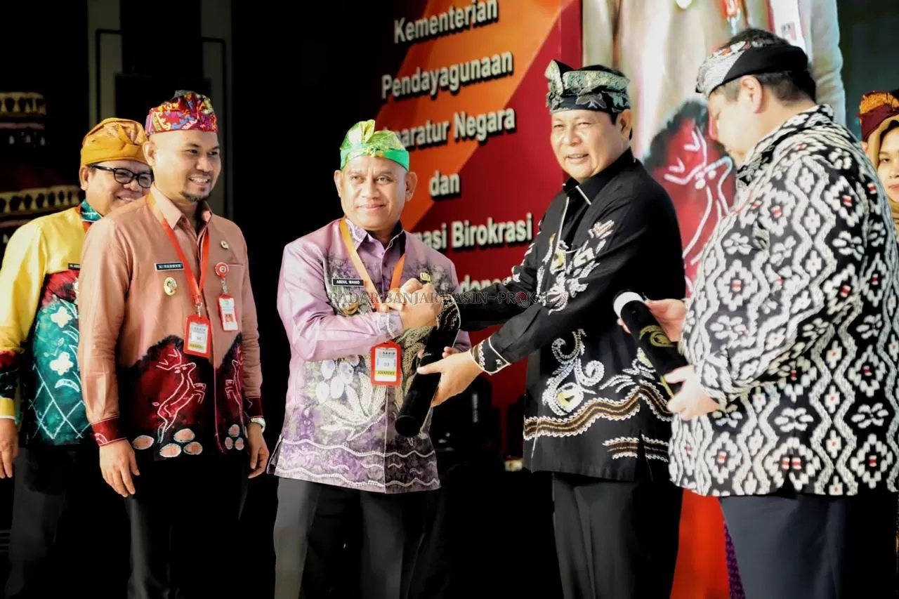PRESTASI: Bupati HSU H Abdul Wahid HK saat menerima penghargaan SAKIP Award 2019 yang diterima oleh Pemkab HSU dari Kementerian Pendayagunaan Aparatur Negara dan RB RI di Pulau Bali Provinsi Bali Senin (27/1). (Foto: Pemkab HSU untuk Radar Banjarmasin)