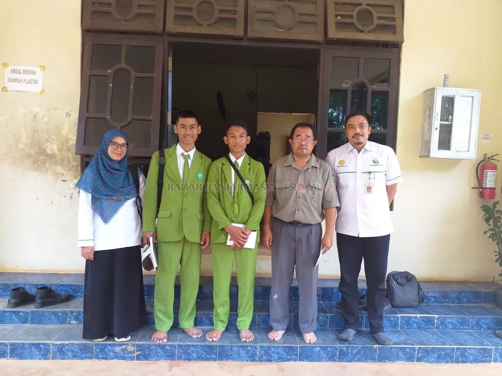 MAGANG DI PERUSAHAAN: Selain di kelompok tani, sejumlah siswa SMK Pertanian Banjarbaru juga ada yang magang diperusahaan.  Seperti dua siswa ATP SMK Pertanian Banjarbaru ini.