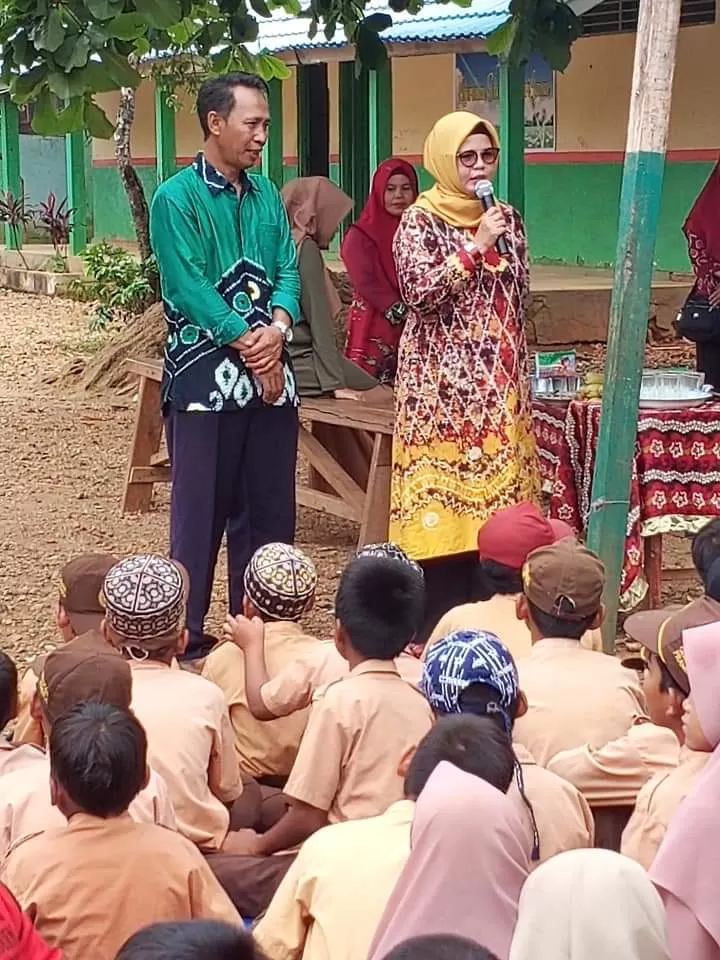 KUNJUNGAN: Ketua TP PKK Tala Nurul Hikmah Sukamta mengunjungi SDN Tanjung 1 Kecamatan Bajuin untuk memberikan nasehat kepada para murid.
