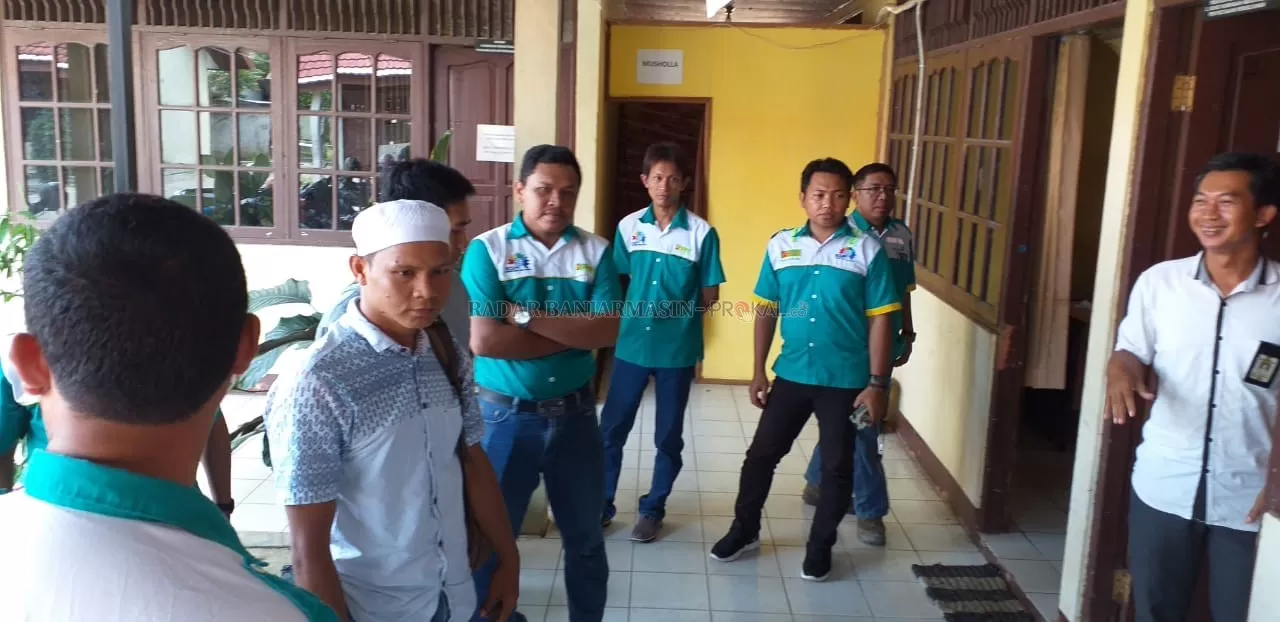 MENGADU : Karyawan PT SIS yang juga anggota SPKEP KSPI Tabalong ketika berada di Disnaker Tabalong.
