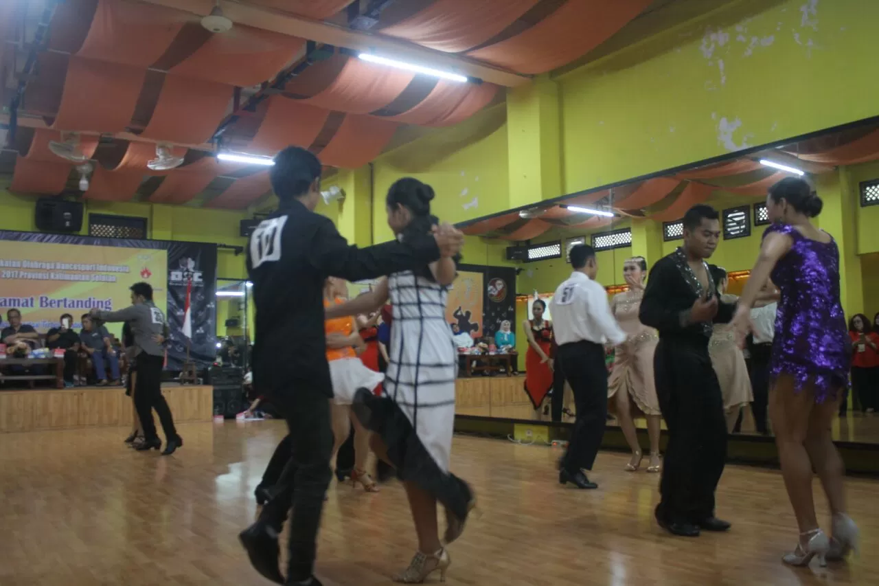 ATURAN BARU: Pertandingan cabor dance sport menerapkan aturan wajib berjilbab bagi dancer muslimah.