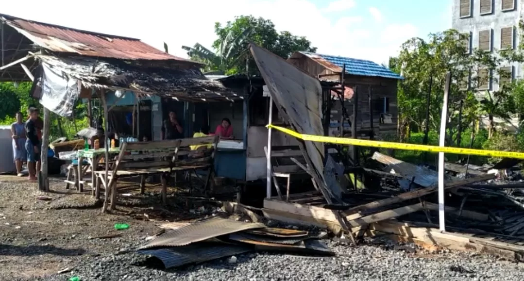 TAK TERSISA: Warung Yanti di Simpang Serapat, luder terbakar. | Foto: Istimewa