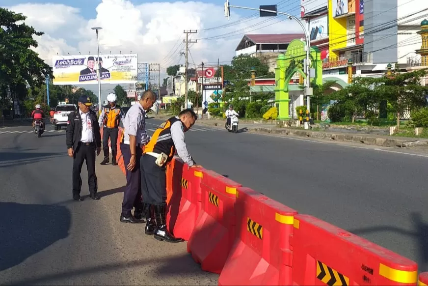 PASANG PEMBATAS: Petugas Dinas Perhubungan Kota Banjarbaru memasang water barrier di persimpangan RO Ulin di Km 33 A Yani sementara traffic light di sana mengalami gangguan.