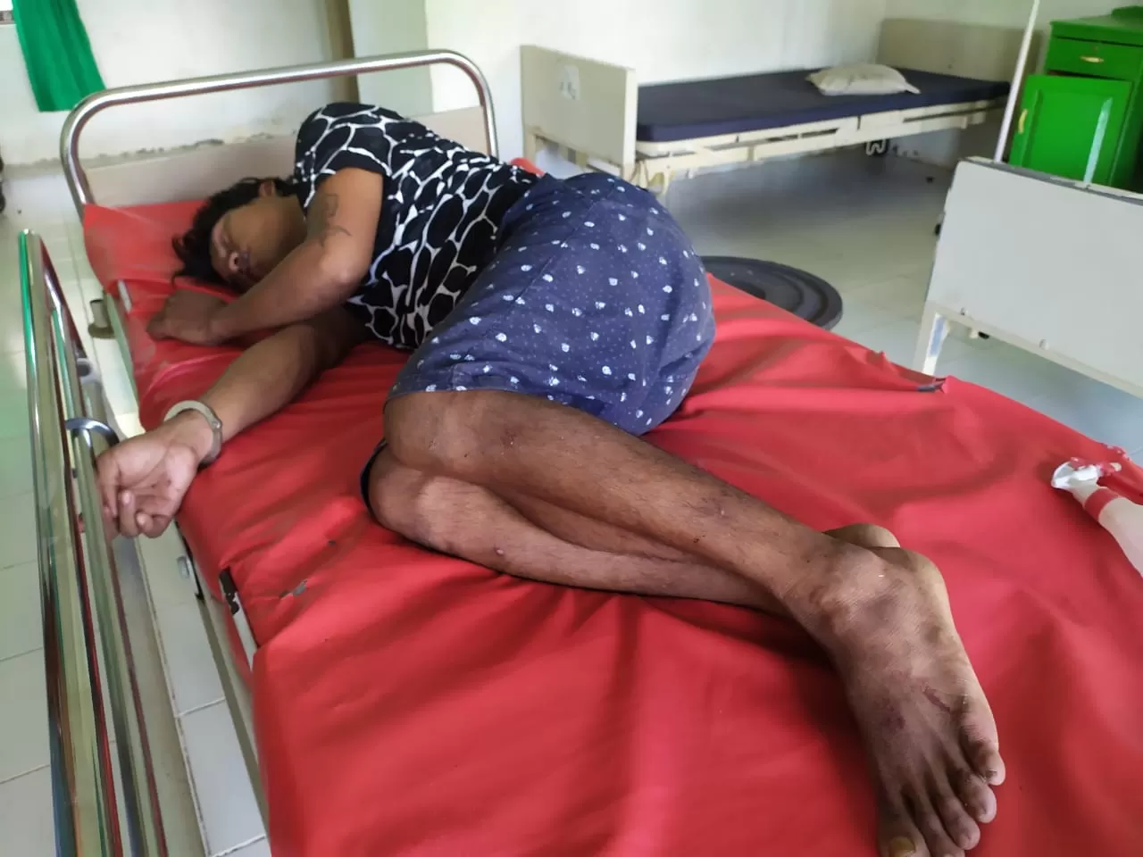 SEMAPUT: Dengan tangan diborgol dan dijaga personel Polsek Berangas, Amat pingsan berjam-jam di Klinik Handil Bakti. | Foto: Istimewa