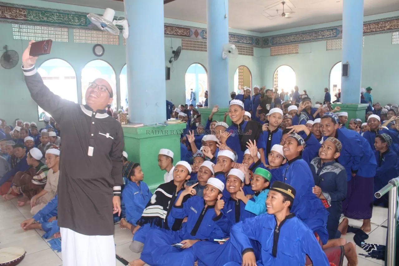 BERSAMA SANTRI: Haji Denny bersama santri Pondok Pesantren Darul Ilmi Banjarbaru.