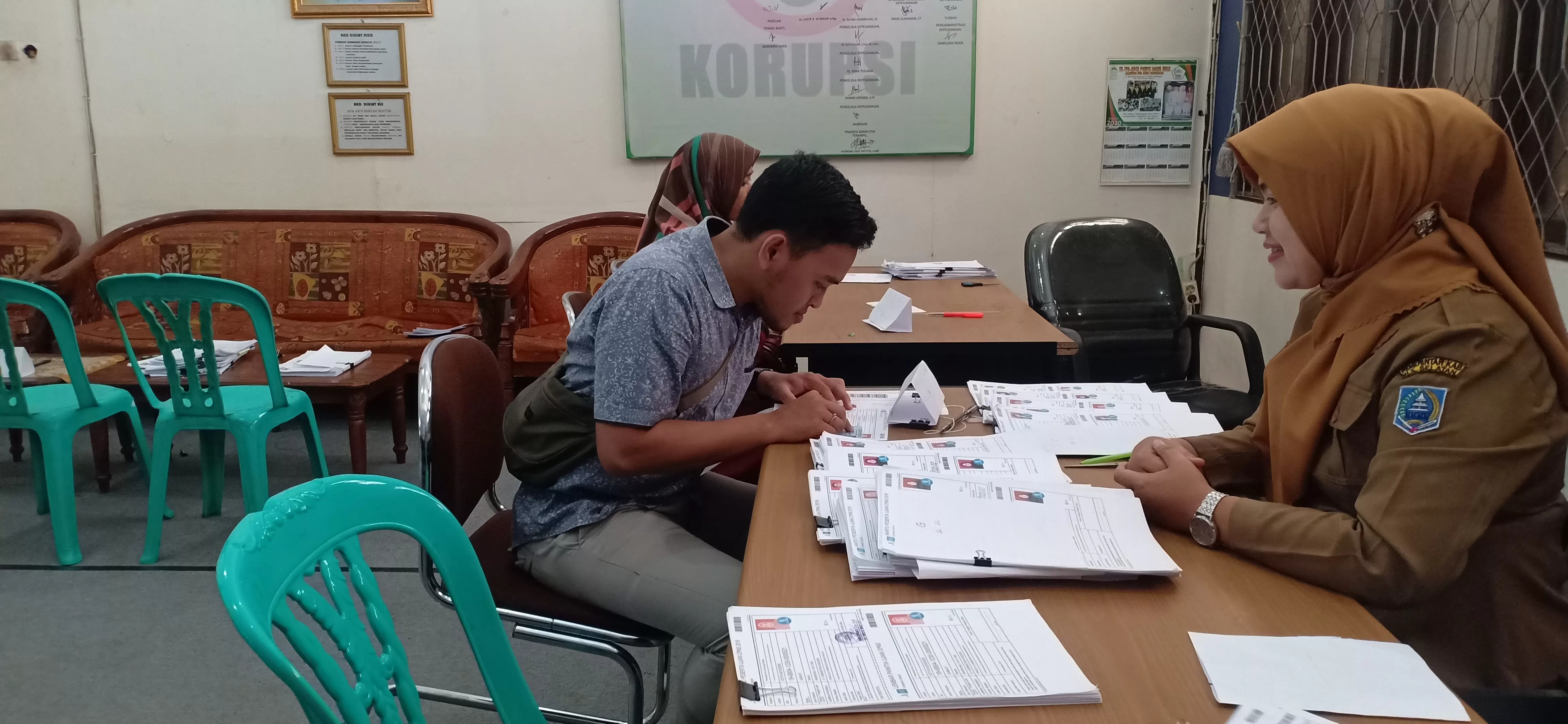 AMBIL : Masih ada ratusan peserta belum mengambil kartu ujian SKD di Kabupaten HSS. | FOTO: SALAHUDIN/RADAR BANJARMASIN