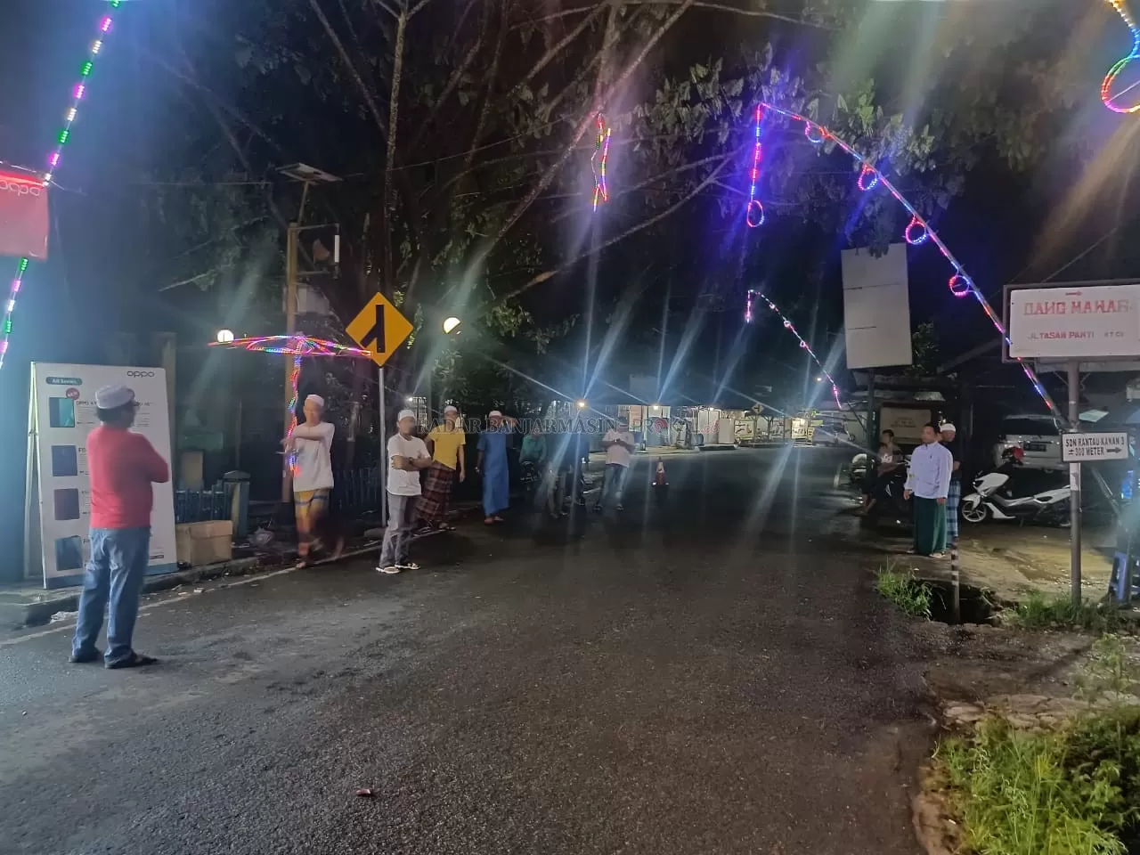 Warga Jalan Cangkring bergotong royong memasang lampu hias, hasil dari sumbangan masyarakat. | Foto: Rasidi Fadli/Radar Banjarmasin