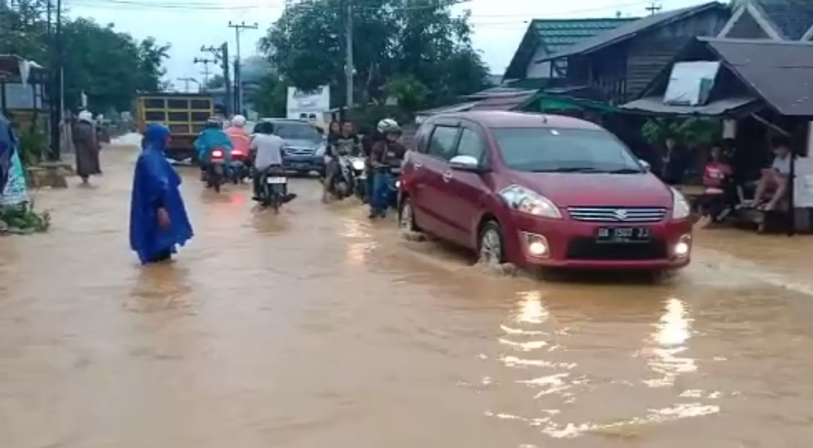KEMBALI MELUAP: Ruas jalan HM Cokrokusomo di Cempaka Banjarbaru kembali tergenang usai wilayah tersebut diguyur hujan deras sejak siang. | Foto: Grup Whatsapp Banjarbaru Rescue