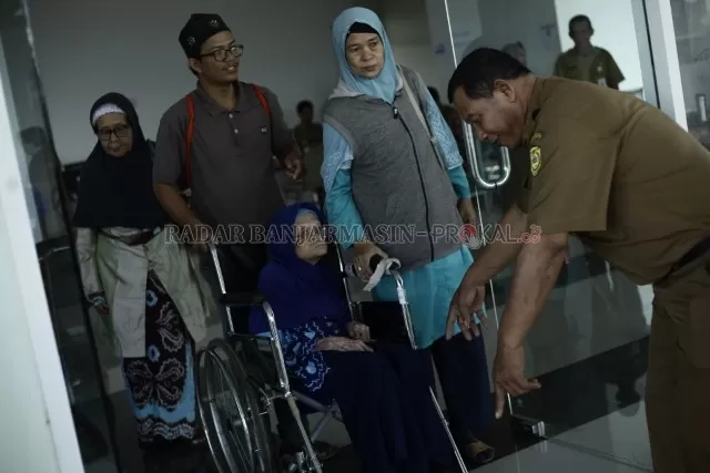DORONG KURSI: Pasien di RSUD Sultan Suriansyah perlu jalur khusus untuk pengguna kursi roda. | FAHRIADI NUR/RADAR BANJARMASIN