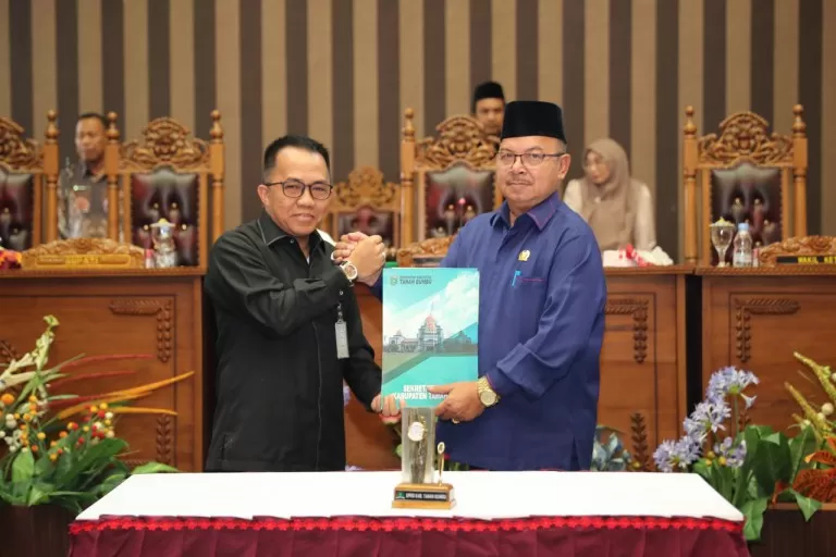 SERAHKAN RAPERDA: Bupati Tanbu H Sudian Noor menyerahkan Raperda Eksekutif kepada ketua DPRD Tanbu H Supiansyah. (Foto Diskominfo Tanbu For Radar Banjarmasin).