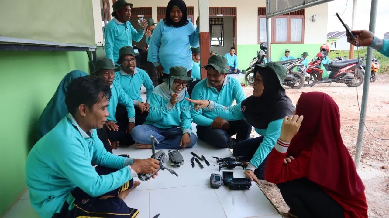 SEMANGAT: Penyuluh pertanian dan petani di Kertak Hanyar Kabupaten Banjar, Kalimantan Selatan semangat dan antusias berlatih mengoperasionalkan drone.
