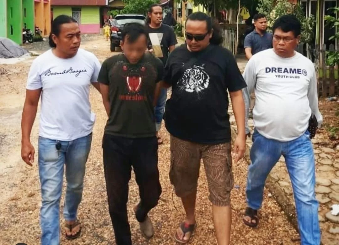 DIRINGKUS: Dani (dua dari kiri), tersangka pencurian di rumah Gang Purnama Banjarbaru. | Foto: Polres Banjarbaru for Radar Banjarmasin