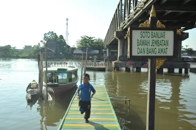 BANUA ANYAR: Dermaga di kolong Jembatan Banua Anyar. Kawasan ini terkenal dengan wisata kulinernya berupa Soto Banjar. | FOTO: SYARAFUDDIN/RADAR BANJARMASIN
