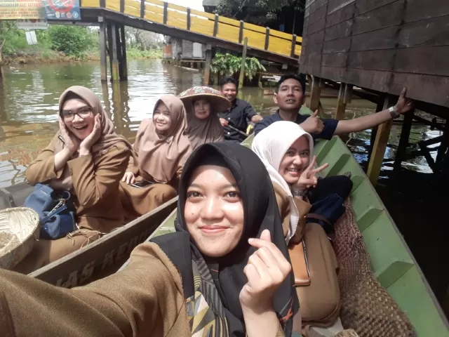 SWAFOTO: Rombongan wisata susur Sungai Biuku berswafoto. Sungai Biuku menjadi destinasi  yang akan diandalkan Kota Banjarmasin untuk menggaet wisatawan. | FOTO: NDANK/RADAR BANJARMASIN
