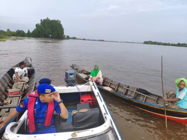 PENCARIAN: Aparat polisi dan tim tim SAR, dibantu warga Belandean Muara melakukan pencarian Anden yang menjadi korban tabrakan kelotok di Sungai Barito. | Foto: Polairud Batola for Radar Banjarmasin