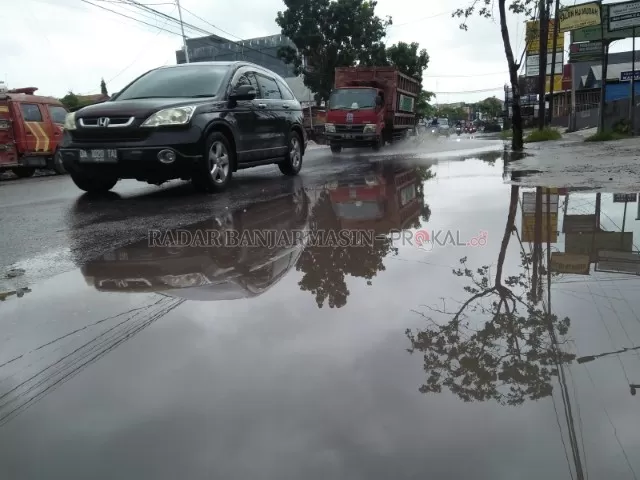 TERGENANG:Menggenang salah satu bibir Jalan di Jalan Pangeran Hidayatullah Banjarmasin Utara, saat hujan turun. | Foto: Maulana/Radar Banjarmasin