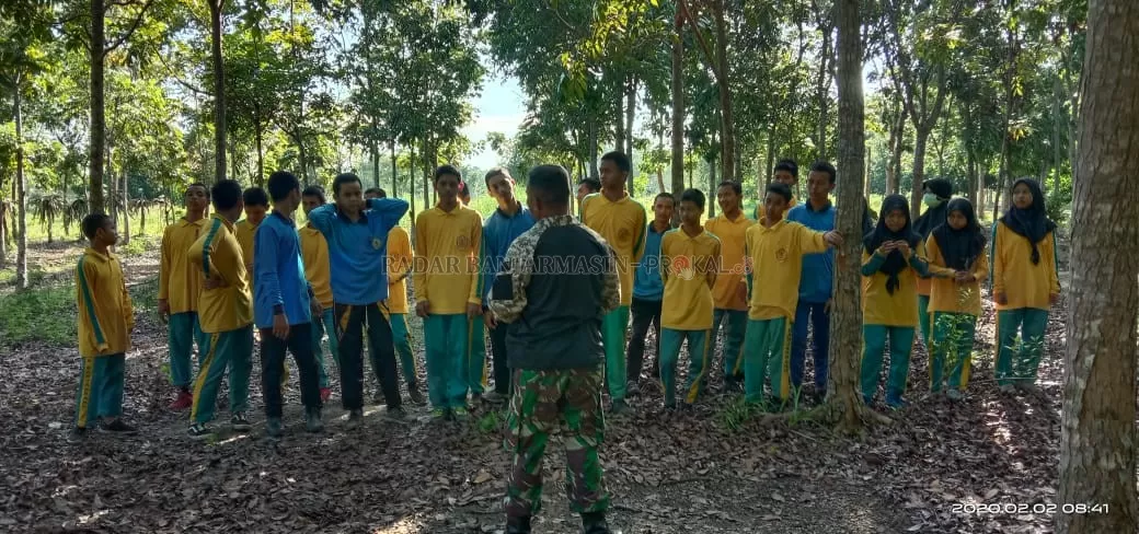 DILATIH: Seorang instruktur dari Rindam VI Mulawarman saat memberi arahan kepada siswa SMK Pertanian Banjarbaru dalam Latdas OSIS 2020.