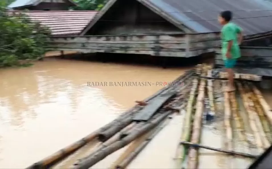 NYARIS SAMPAI ATAP: Ketinggian Banjir di Haruai Tabalong nyaris sampai atap.
