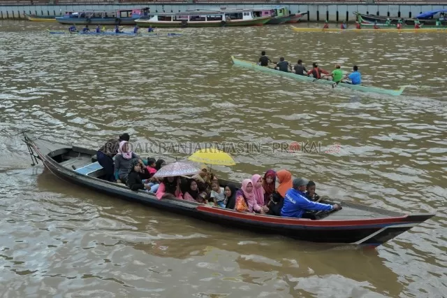 POTENSI BISNIS: Warga menikmati wisata susur sungai di Sungai Martapura. Menurut Disbudpar, swasta harus terjun ke bisnis ini. | FOTO: SYARAFUDDIN/RADAR BANJARMASIN