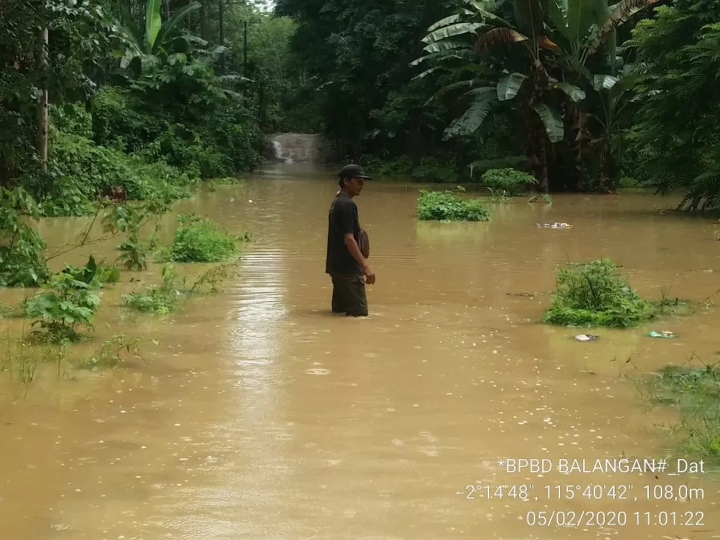Banjir yang terjadi di Balangan kemarin, akibat tingginya curah hujan sejak Selasa (4/2) malam sampai Rabu (5/2) siang. | FOTO: BPBD BALANGAN for RADAR BANJARMASIN