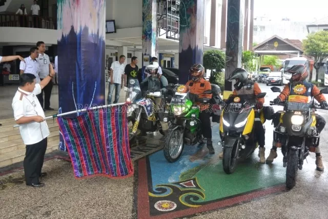 PERJALANAN DARAT: Walikota Banjarmasin melepas Komunitas Motor Biker Shirath di depan balaikota, Rabu (5/2) kemarin.  Mereka melakukan touring Borneo Lintas Tiga Negara menuju Malaysia dan Brunei Darussalam. | FOTO: M OSCAR FRABY/RADAR BANJARMASIN