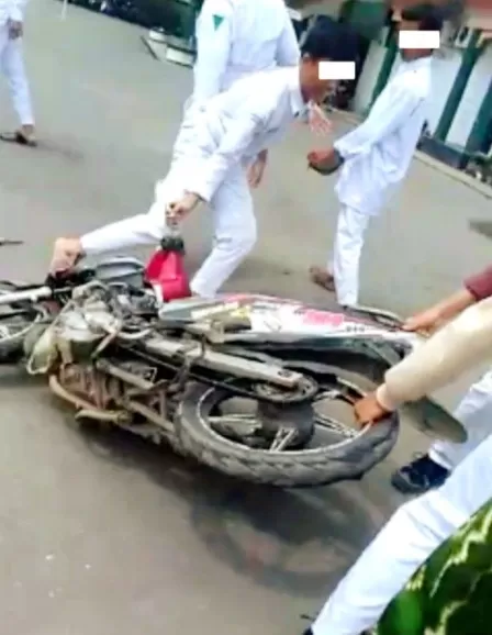 GERAM: Santri Ponpes Rakha Amuntai saat menumpahkan kekesalan pada kendaraan Muhammad Nazib, si pencuri helm. | Foto: Istimewa untuk Radar Banjarmasin