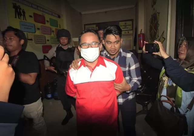 TERSANDUNG: Gusti Makmur saat digelandang petugas di Mapolres Banjarbaru. | DOK/RADAR BANJARMASIN