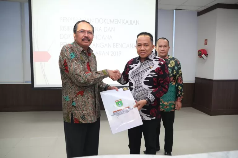 DOKUMEN KRB: Bupati Tanah Bumbu H Sudian Noor (kanan) menerima Dokumen Kajian Risiko Bencana (KRB) dari Badan Nasional Penanggulangan Bencana (BNPB) di Gedung Graha BNPB Jakarta Timur, Rabu (5/1). (Foto Diskominfo Tanbu For Radar Banjarmasin).