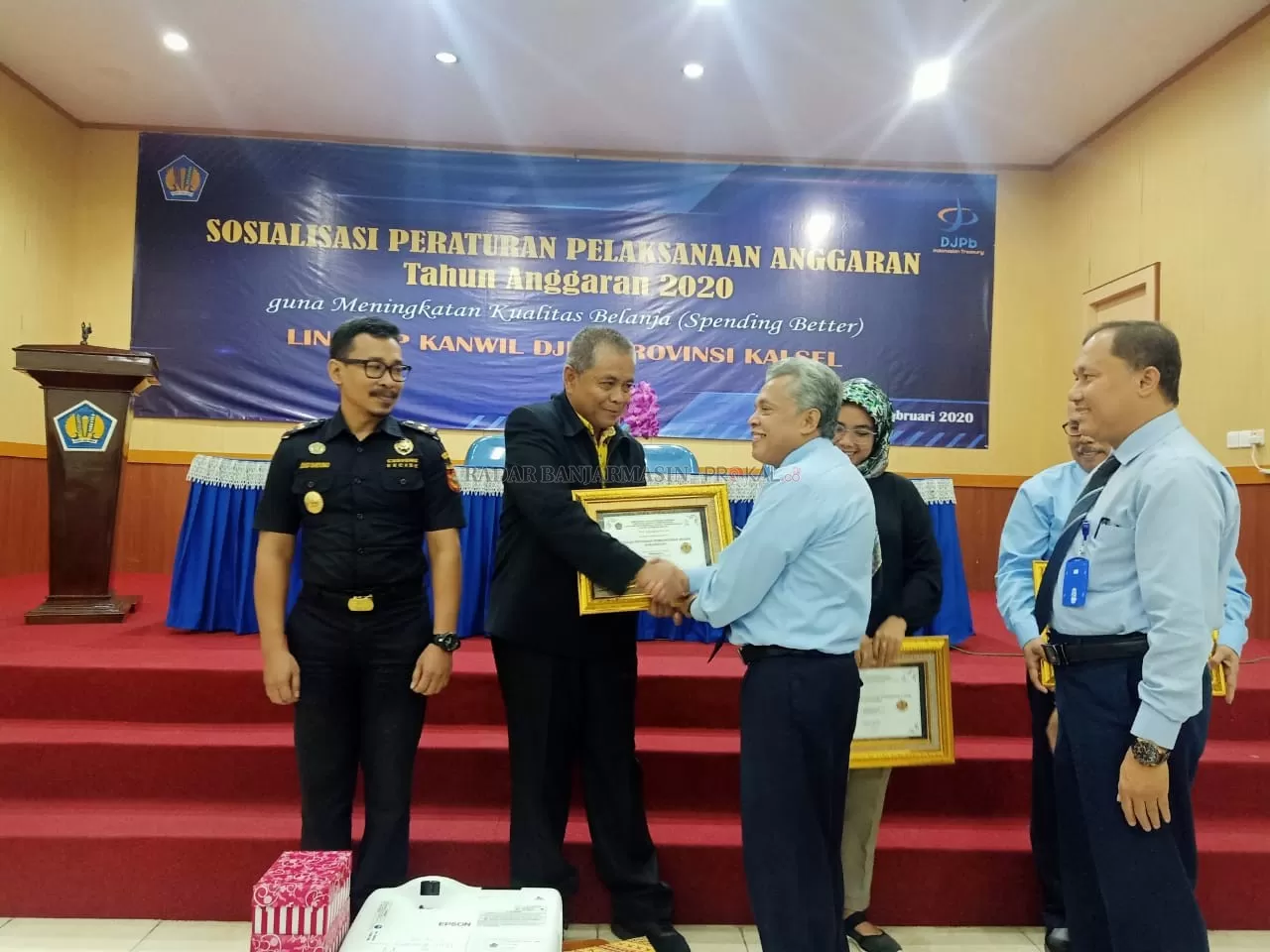 MEMBANGGAKAN: SMK Pertanian Pembangunan Negeri Banjarbaru menerima penghargaan dari Kementerian Keuangan.