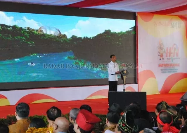SAMBUTAN: Presiden RI Joko Widodo saat memberikan sambutan dalam puncak HPN Kalsel 2020 di Halan Kantor Setdaprov Kalsel, Sabtu (8/2).  |  Foto: Sutrisno/Radar Banjarmasin