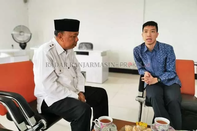 DISKUSI: Konselor Politik Kedubes Singapura Cai Xihao berbincang dengan Ketua DPD Gerindra Kalsel Haji Abidin di kediamannya di Pulau Sari, Kabupaten Tala, Jumat (7/2) siang.