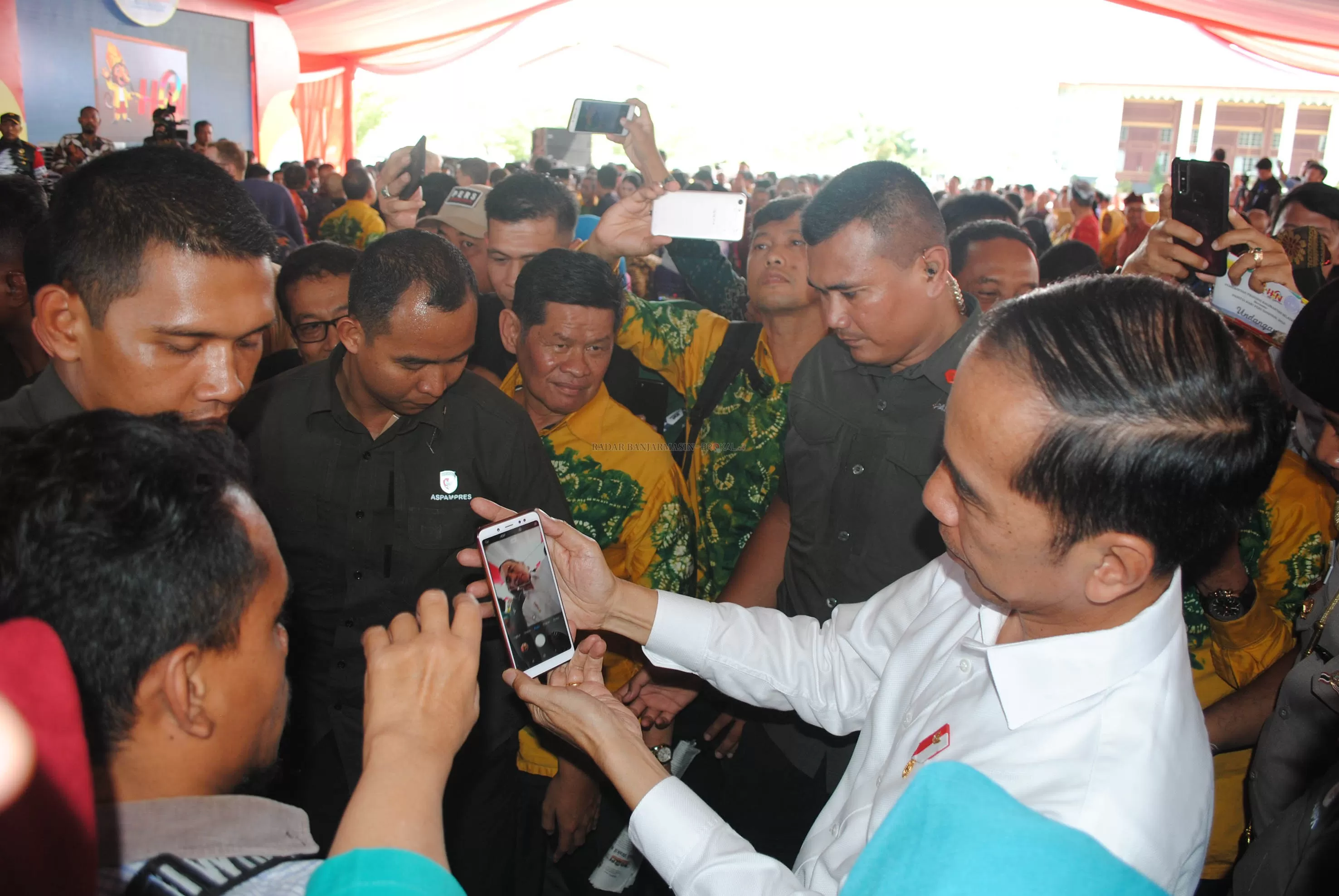Presiden RI Joko Widodo saat meladeni para tamu undangan berfoto usai acara puncak peringatan Hari Pers Nasional (HPN) 2020 yang digelar di Halaman Kantor Sekretariat Daerah Pemerintah Provinsi Kalimantan Selatan, Sabtu (8/2). | FOTO: SUTRISNO/RADAR BANJARMASIN