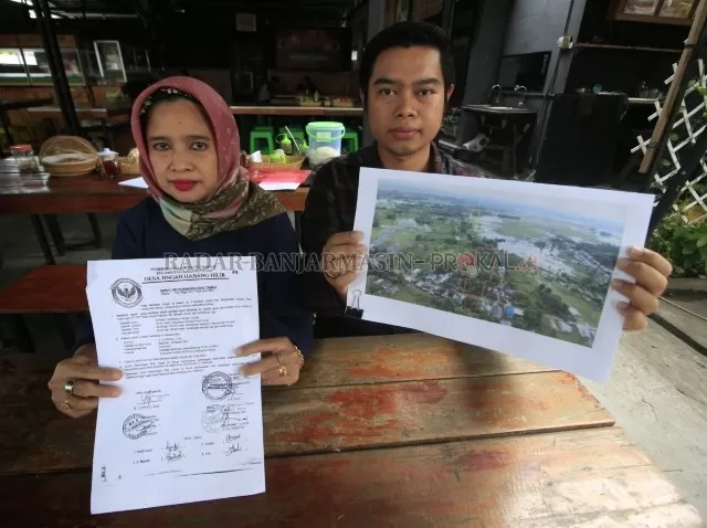 MENCARI KEADILAN: Helmi (kanan) bersama ibunya menunjukkan gambar udara serta Surat Keterangan Atas Tanah terkait lahan miliknya yang terkena proyek. | Foto: Muhammad Rifani/Radar Banjarmasin