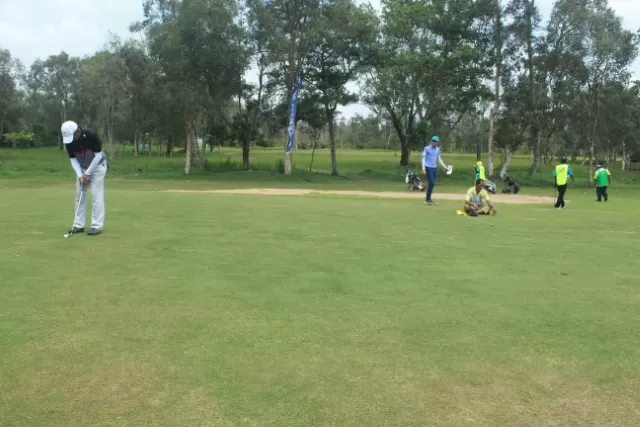 PUTTING: Golfer sedang melakukan putting di atas green hole 18 di Padang Golf Swargaloka, belum lama tadi.