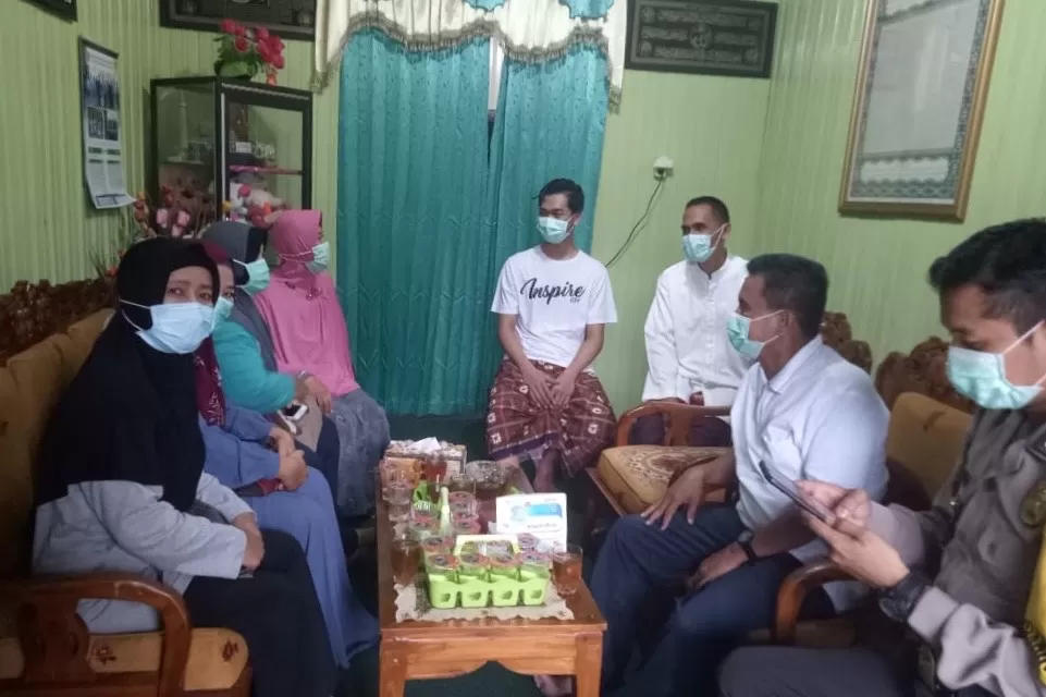BINCANG-BINCANG: Petugas Dinas Kesehatan Kabupaten HST, bersama dengan jajaran Puskesmas Kecamatan Pandawan, mengunjungi kediaman MFA (empat dari kiri). | Foto: Dinas Kesehatan for Radar Banjarmasin